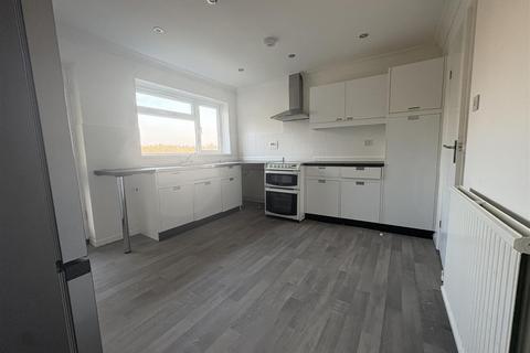 5 bedroom detached house to rent, Terry Orchard, High Wycombe HP13