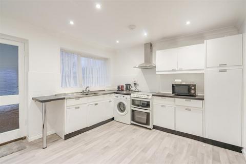 5 bedroom detached house to rent, Terry Orchard, High Wycombe HP13