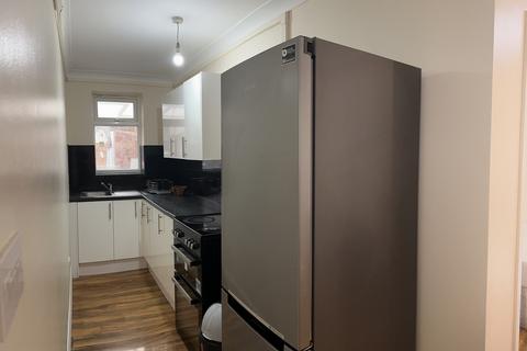 2 bedroom flat to rent, Farm Avenue, Wembley, HA0