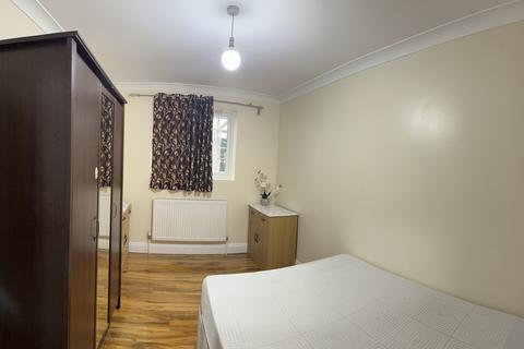 2 bedroom flat to rent, Farm Avenue, Wembley, HA0