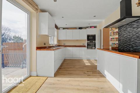 5 bedroom detached house for sale, Hillview Avenue, HORNCHURCH
