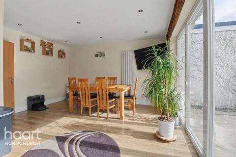 5 bedroom detached house for sale, Hillview Avenue, HORNCHURCH