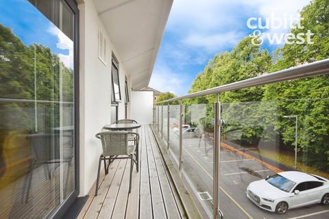 3 bedroom apartment to rent, Russell Way Crawley RH10