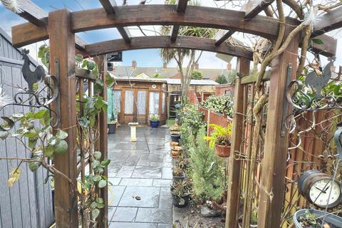3 bedroom terraced house for sale, Maidstone Road, Lowestoft, Suffolk, NR32