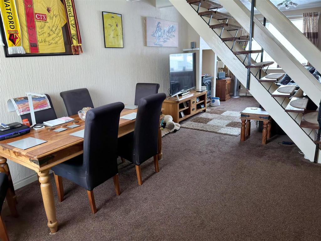 DINING ROOM.jpg