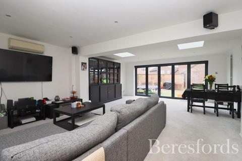 3 bedroom detached house for sale, Golding Thoroughfare, Chelmer Village, CM2