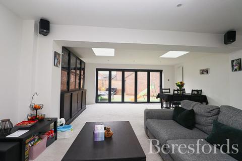 3 bedroom detached house for sale, Golding Thoroughfare, Chelmer Village, CM2