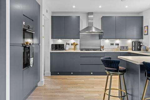 5 bedroom detached house for sale, Maynard Street, Crawley RH10