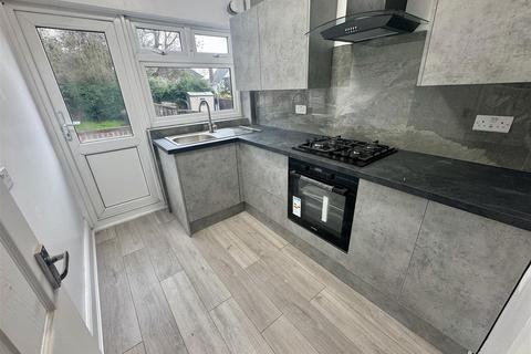 3 bedroom terraced house to rent, Bradgers Hill Road, Luton, LU2 7EL