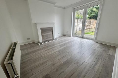 3 bedroom terraced house to rent, Bradgers Hill Road, Luton, LU2 7EL