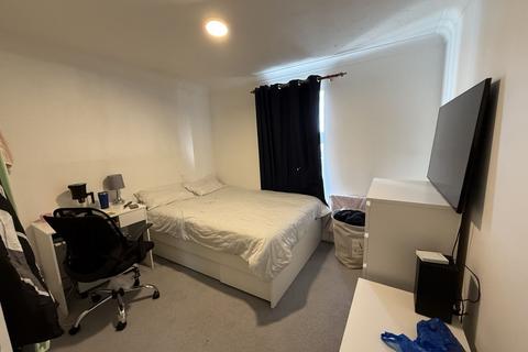 2 bedroom flat for sale, Kennet Square, Mitcham CR4