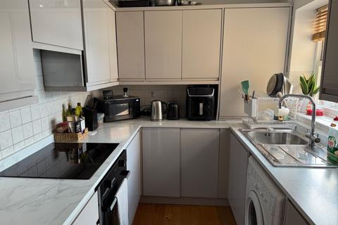 2 bedroom flat for sale, Kennet Square, Mitcham CR4