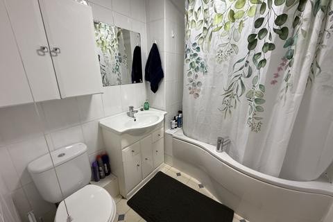 2 bedroom flat for sale, Kennet Square, Mitcham CR4