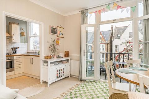3 bedroom flat to rent, Romola Road, London SE24