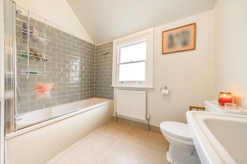 3 bedroom flat to rent, Romola Road, London SE24