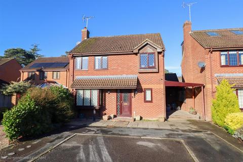 4 bedroom detached house for sale - Azalea Gardens, Church Crookham GU52