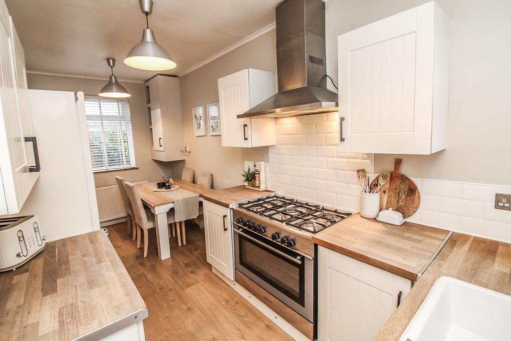 Kitchen/Dining.