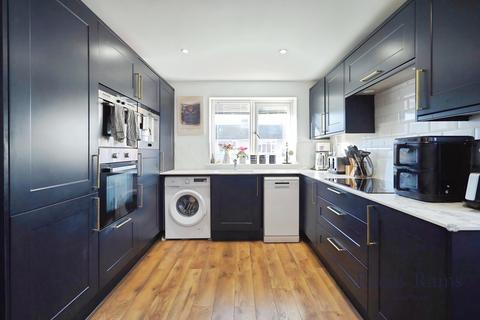 4 bedroom bungalow for sale, Linden Way, Selby YO8