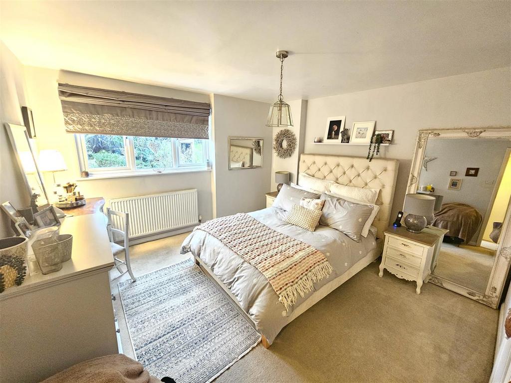 Bedroom 1.jpg