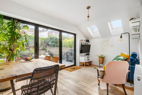 3 bedroom flat to rent, Wendover Road, London NW10