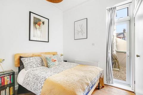 3 bedroom flat to rent, Wendover Road, London NW10