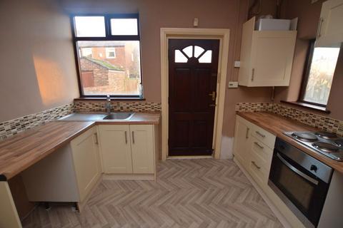 3 bedroom semi-detached house to rent, Wigan Road, Aspull
