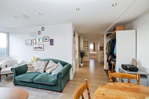 2 bedroom apartment for sale, Seven Sisters Road, London N4