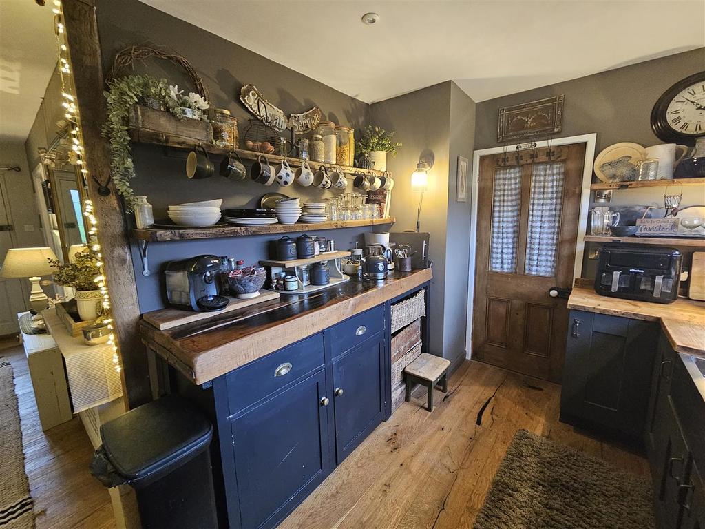 Kitchen (2).jpg
