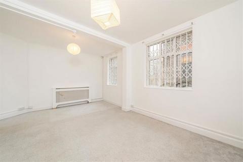 3 bedroom maisonette to rent, Aveline Street, London SE11