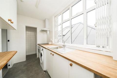 3 bedroom maisonette to rent, Aveline Street, London SE11