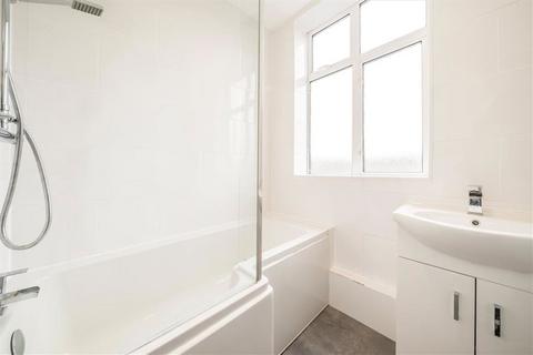 3 bedroom maisonette to rent, Aveline Street, London SE11