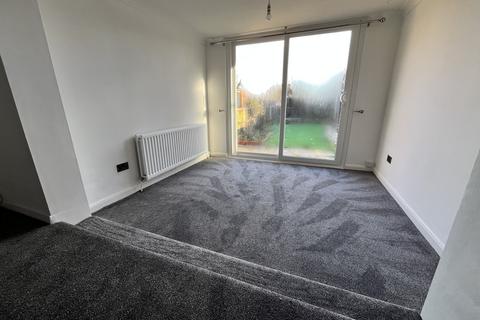 3 bedroom semi-detached bungalow to rent, Beverley Rise, Billericay