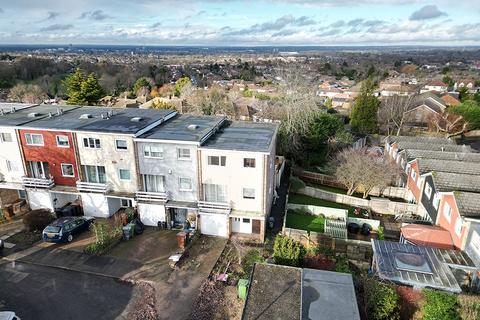 4 bedroom townhouse to rent - Ivinghoe Road, Bushey WD23