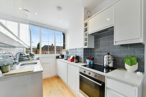 Studio to rent, St. Johns Wood High Street, London, NW8