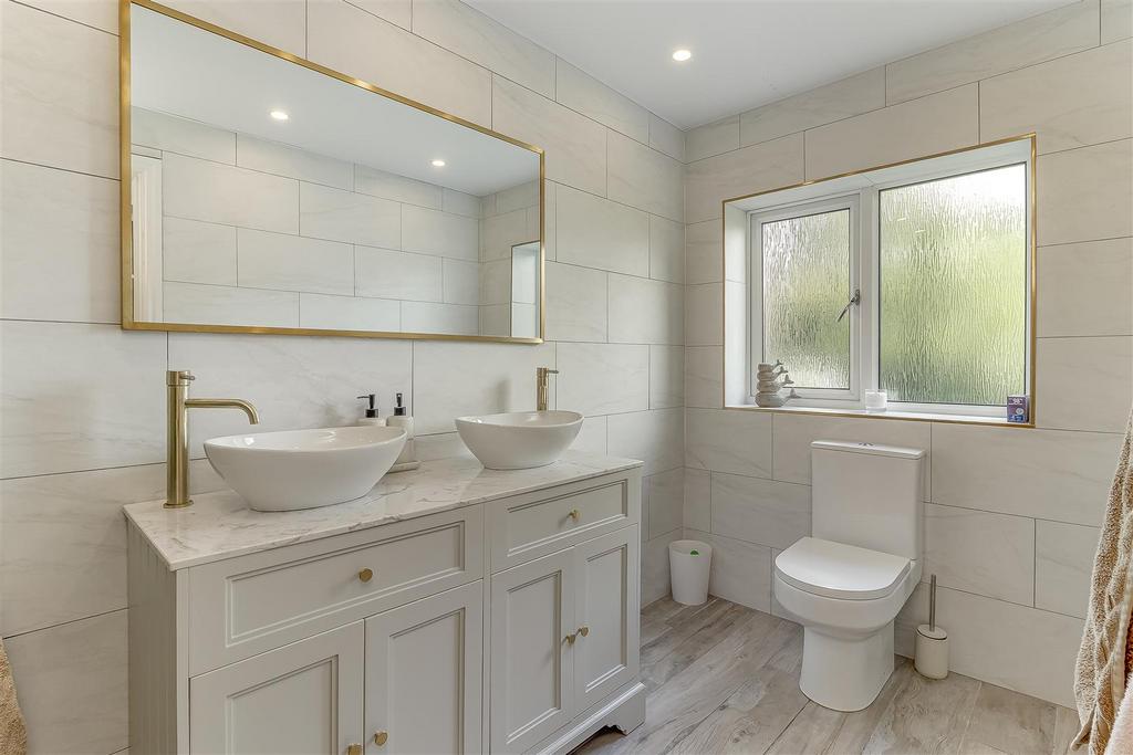 Master Bedroom Ensuite - A.jpg