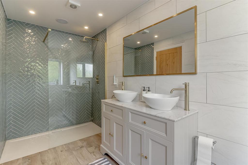 Master Bedroom Ensuite - B.jpg