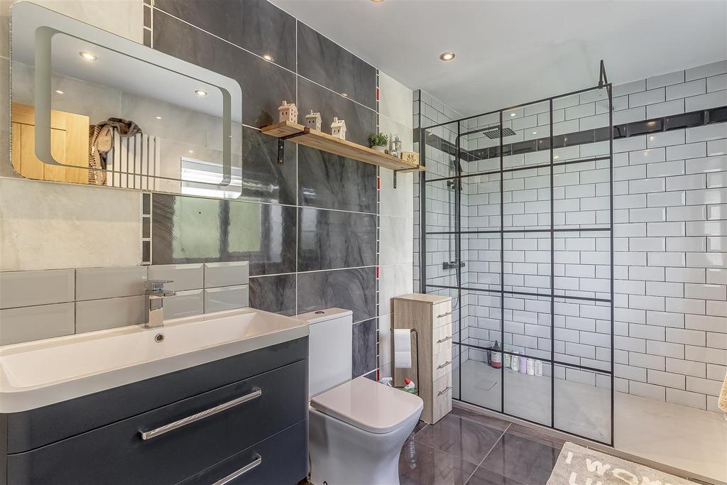 Bedroom 2 Ensuite.jpg