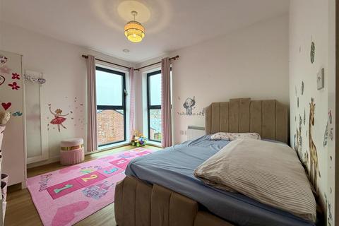 2 bedroom flat for sale, Kiln Close, Gloucester