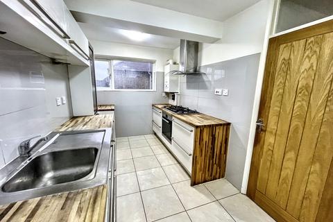 3 bedroom flat to rent, Burnham Lane, Slough SL1