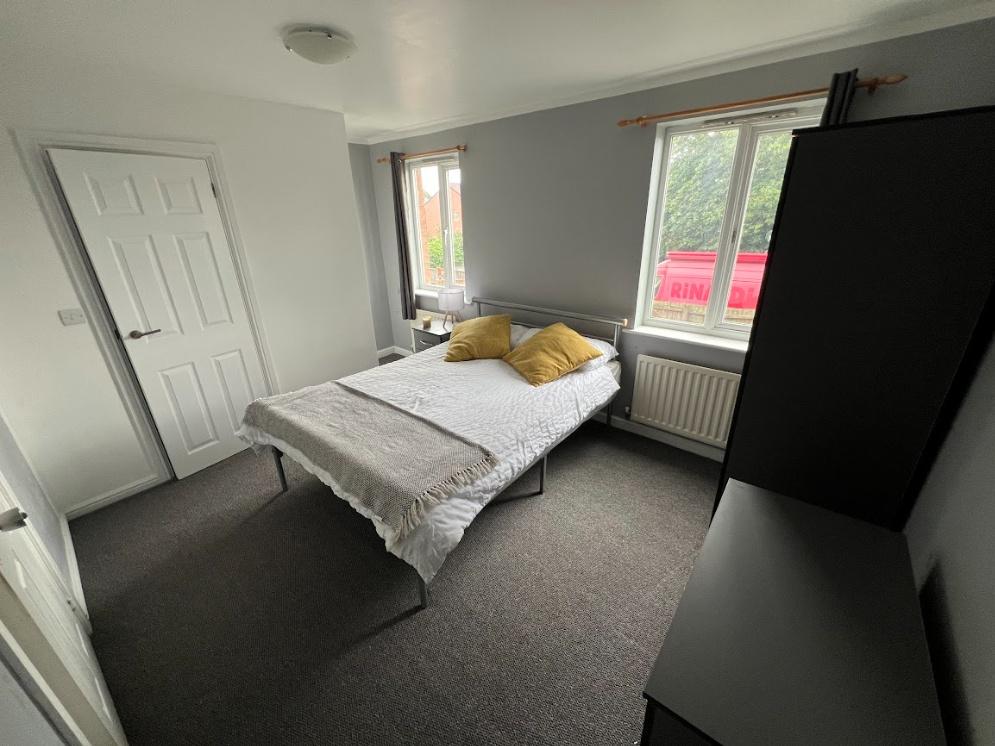 Bright, neatly presented double bedroom with a ...