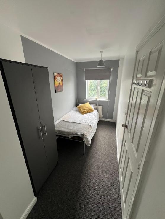 Neat single bedroom with a fitted wardrobe, coz...