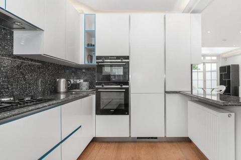 3 bedroom mews to rent, Hyde Park Gardens Mews, London W2