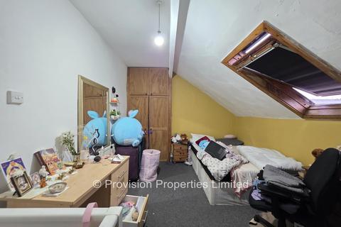 3 bedroom terraced house to rent, Graham Avenue, Burley LS4