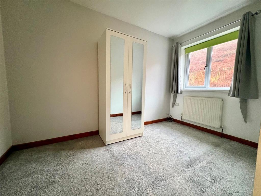 106 bed 2.jpg