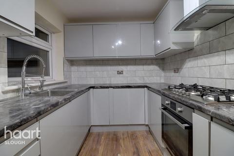 3 bedroom terraced house to rent, Tweed Road, SLOUGH