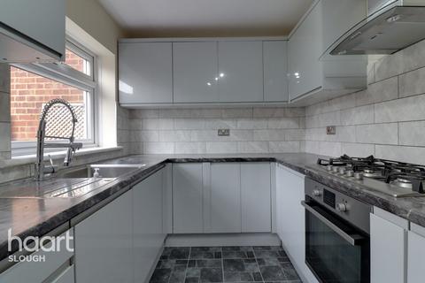 3 bedroom terraced house to rent, Tweed Road, SLOUGH