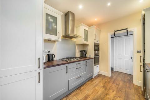 3 bedroom flat to rent, Heathfield Square, London SW18