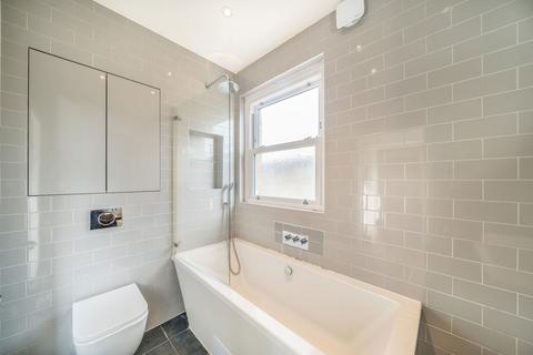3 bedroom flat to rent, Heathfield Square, London SW18