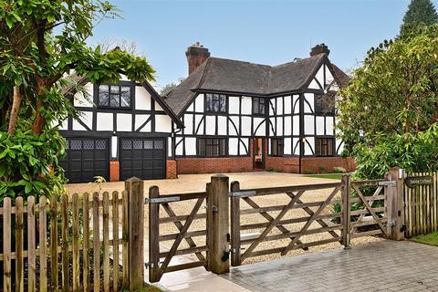 5 bedroom detached house to rent, Beech Drive, Kingswood