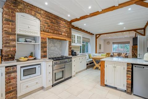 5 bedroom detached house to rent, Beech Drive, Kingswood